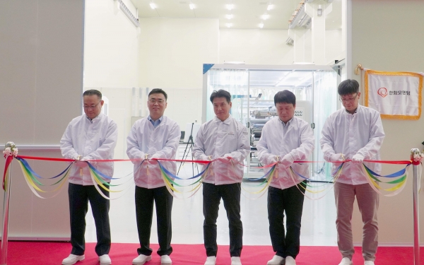 류양식 한화모멘텀 대표(가운데)를 비롯해 (왼쪽부터)이창호 기획실장, 류희연 R&D센터장, 안우성 영업마케팅실장, 유도근 경영지원실장이 이차전지 R&D센터 공정 연구소 현판식 행사에 참여하고 있다. (사진=한화모멘텀)