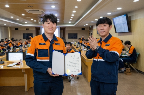 광양제철소가 2025 에너지절감 아이디어 공모전을 성황리에 마쳤다. 최우수상을 수상한 정현교 광양제철소 제선부 대리(좌), 고재윤 광양제철소장(우). /포스코