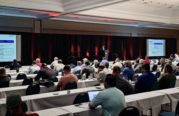 미국 앨라배마 주(州) 버밍햄에서 열린 ‘7F Users Group Conference’에서 한국남부발전 부산빛드림본부 이화섭 차장(왼쪽)과 DTS 스콧 켈러 엔지니어링 디렉터가 ‘Non-OEM 성능개선 성공 사례’를 주제로 발표하고 있다. (사진=두산에너빌리티)