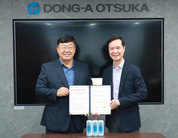 ▲세계 최대 알루미늄 압연 및 재활용 기업 노벨리스코리아는 동아오츠카와 APEC 2025 협력 업무협약을 체결했다. 사진 왼쪽부터 박철호 동아오츠카 대표이사, 박종화 노벨리스 코리아 대표이사(사진제공=노벨리스코리아)