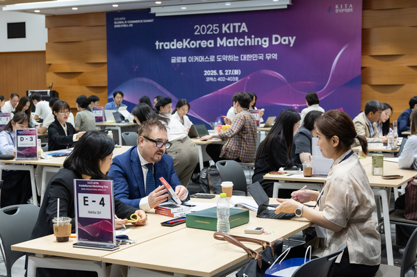 ▲ 27일 코엑스에서 열린 ‘2025 KITA 글로벌 이커머스 서밋’에서 트레이드코리아 우수 바이어와 국내 기업 관계자들이 수출 상담을 하고 있다. 사진 제공 : 한국무역협회