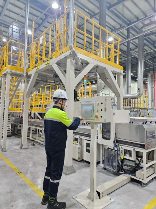 ▲ 포스코퓨처엠이 세종 기술연구소 파일럿 플랜트에서 LMR 양극재 제품 생산을 테스트하고 있다.