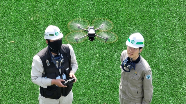 ▲ 영풍 석포제련소 예방안전팀 소속 안전패트롤 요원들이 예방 순찰을 위해 드론을 운용하고 있다.
