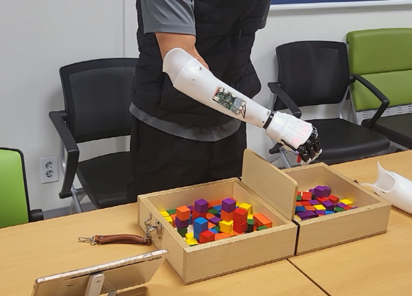 ▲ 신민기 선임연구원 연구팀에서 개발한 로봇의수의 실증 시험을 진행하는 모습. (사진=기계연구원)