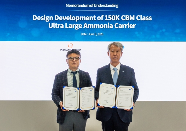 한화오션 상선사업부장 김종서 사장(왼쪽)과 한국선급 이형철 회장이 150,000CBM급 초대형 암모니아운반선 기술협력 MOU에 서명한 뒤 기념촬영을 하고 있다. /한화오션