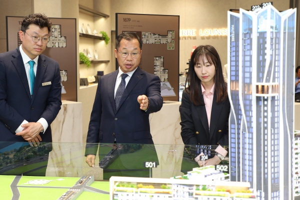 포스코이앤씨 정희민 사장이 용산정비창 전면1구역 홍보관에서 수주활동을 진두지휘 하고 있다. /포스코이앤씨