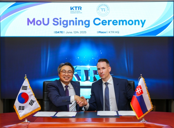 KTR 김현철 원장(왼쪽)이 슬로바키아 TI 블라디미르 유리크 총괄이사와 상호 협력체계 구축을 위한 업무협약을 체결했다. (사진=KTR)