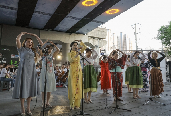 지난 14일, 포항 철길숲에서 진행된 ‘찾아가는 클래식 연주회 철길숲 하모니’에서 다소리세오녀 합창단이 공연을 진행하고 있다. /포스코