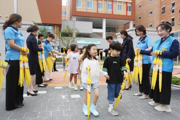 현대제철 당진제철소는 17일 혜성초등학교 앞 사거리에서 당진시, 당진경찰서, 당진시복지재단 등 관계자 60여 명과 함께 'H형 빛나는 도로사업'의 일환으로 민관 합동 교통안전 캠페인을 펼쳤다. /현대제철