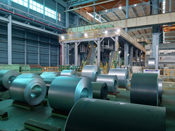 투입을 대기중인 도금강판들.