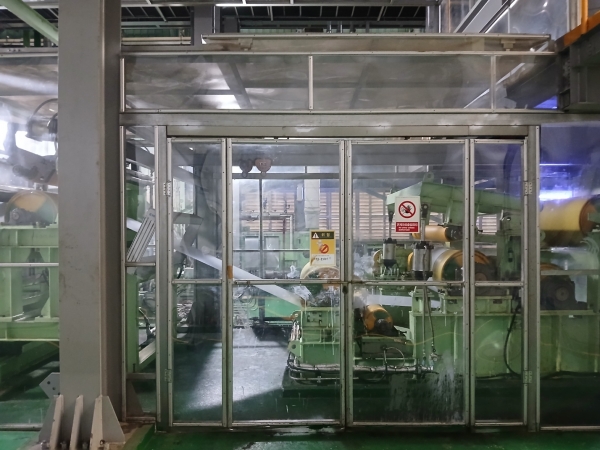 도료와 공기의 접촉을 차단하기 위해 비닐막이 씌워진 모습이다.