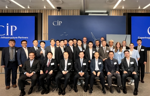 금융투자협회 임직원 및 국내 주요 자산운용사 CEO 등으로 구성된 대표단이 현지 시간 기준 6월 17일 덴마크 코펜하겐에 위치한 CIP(코펜하겐 인프라스트럭쳐 파트너스) 본사에서 CIP 임직원들과 함께 기념 촬영을 하고 있다. (사진=CIP)