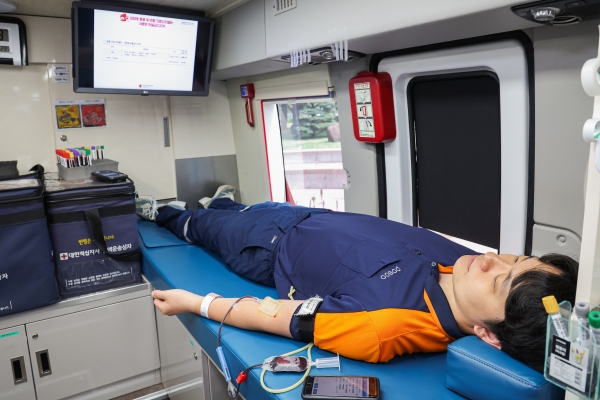 포스코 포항제철소 임직원이 ‘사랑의 헌혈’ 행사에 참여하고 있다. /포스코