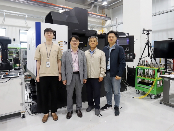 K-CNC 시스템을 개발한 한국기계연구원 초정밀장비연구실 송창규 책임연구원 연구팀(왼쪽에서 두 번째가 송창규 책임연구원). (사진=기계연구원)