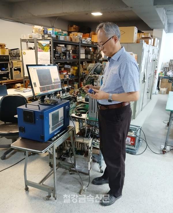 메탈엔디티 이홍관 대표가 초음파 방식 비파괴검사장비에 대해 설명하고 있다. (사진=철강금속신문)