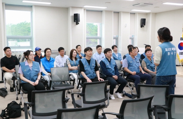 포스코 포항제철소 임직원들이 24일 포항시 송도동 행정복지센터에서 ‘둘이서 한마음 우리끼리 봉사활동’을 진행했다. /포스코