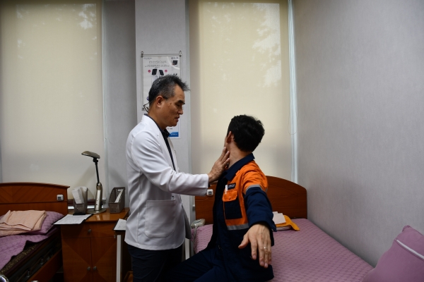 근무 환경 개선을 위해 마련된 한방특진에 직원들이 참여하고 있다. /포스코