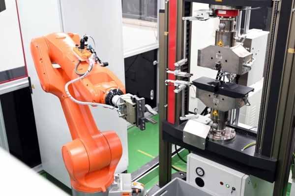 KIMS 오토노머스 랩의 모습. 사진은 인간의 개입 없이 인장 시험을 수행하는 로봇 팔 활용 자동 인장기. (사진=KIMS)