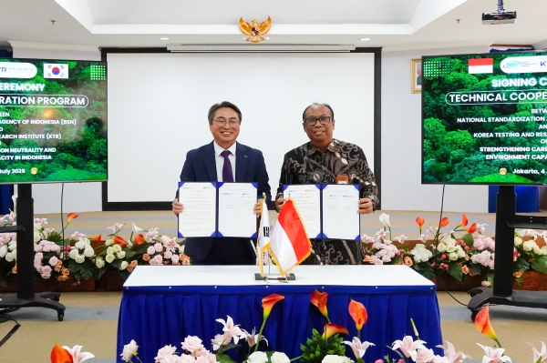 KTR 김현철 원장(왼쪽)이 인도네시아 BSN 와휴 푸르보와시토 부청장과 상호 협력체계 구축을 위한 업무협약을 체결했다. (사진=KTR)