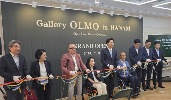 ㈜올모하남 개소식 참석자들이 테이프 커팅식을 진행하고 있다. (좌측부터 에이블뉴스 김현종 대표, 한국장애인고용공단 정순진 경기동부지사장, 장애인기업종합지원센터 박마루 이사장, 최혜영 전 국회의원, 올모서울경기 김현종 대표, 대한장애인체육회 정진완 회장, 현대제철 김형준 인재경영실장, 대상주식회사 최창빈 경영안전본부장, 금호석유화학 김재유 관리담당 상무) /현대제철