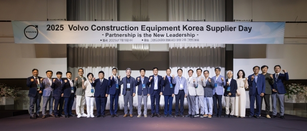 볼보그룹코리아의 ‘2025 협력사의 날’ 행사 기념촬영. (사진=볼보그룹코리아)