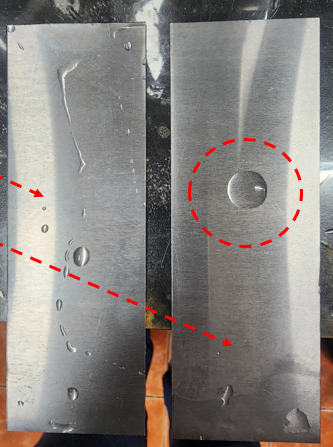 왼쪽은 기존 알칼리성 탈지제가 적용된 강판, 오른쪽이 스틸크리너가 적용된 강판. 오른쪽 강판의 물방울이 더욱 넓게 퍼져있음을 알 수 있다.