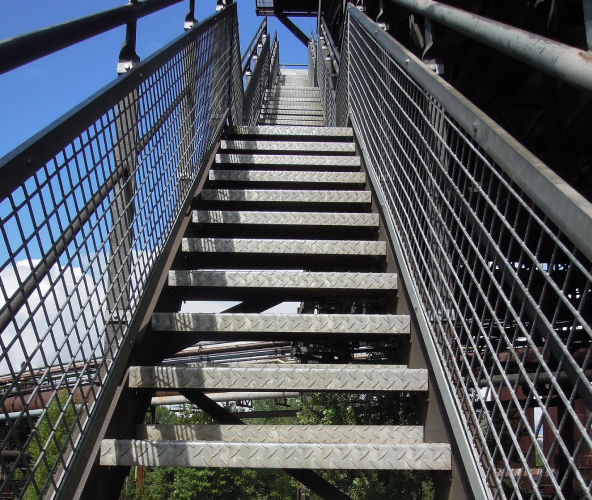 현대제철이 생산한 무늬강판(패턴B형 적용)을 계단 발판 구조물에 적용한 사례. /현대제철