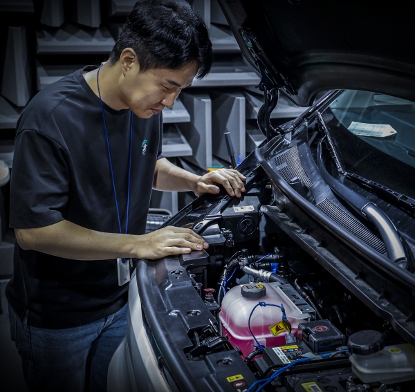 현대위아의 한 연구원이 25일 경기도 의왕시 현대위아 열관리시험동에서 공조시스템 시험을 진행하고 있다. (사진=현대위아)