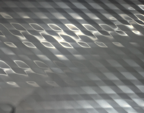 주름 구조를 지닌 서진공영 형상유지강판.