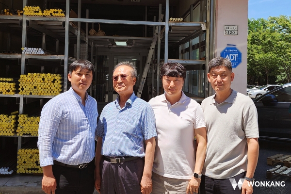 가운데 좌 (주)진성엔터프라이즈 대표 강철수, 우 (주)원강 대표 강태영. (출처=원강)