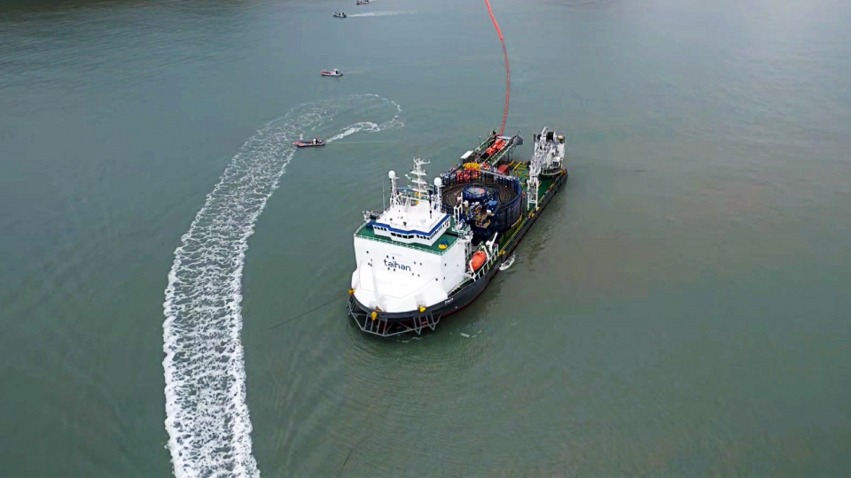 국내 해상풍력 사업에 투입된 CLV 포설선 ‘팔로스’(제공/대한전선)