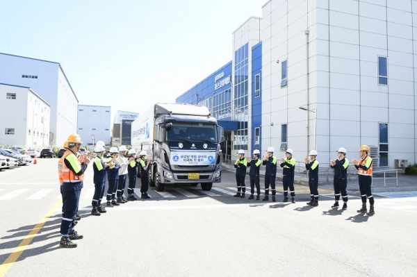 포스코퓨처엠 임직원들이 광양 양극재공장에서 공급망 독립 양극재 초도 출하를 기념하고 있다. /포스코퓨처엠