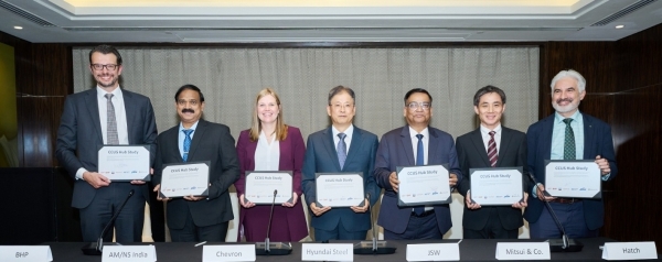 현대제철을 비롯한 참여사들이 공동 연구 협약을 체결한 후 기념촬영을 하고 있다. (왼쪽부터 BHP 그룹 영업·마케팅 담당 미카엘 호버스(Michiel Hovers), AM/NS 인디아 지속가능경영 총괄 아르빈드 보단커르(Arvind Bodhankar), 쉐브론 사업개발 담당 앨리스 플레셔(Alice Flesher) 부사장, 현대제철 공정연구센터장 김용희 상무, JSW스틸 지속가능경영 담당 프라보다 아차르야(Prabodha Archarya), 미쓰이상사 탄소중립사업 총괄 켄 야스하라(Ken Yasuhara), Hatch 기후변화 부문 총괄 얀 곽(Jan Kwak)) /현대제철