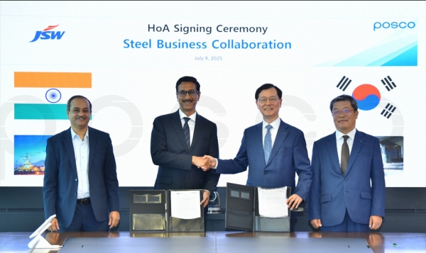 포스코그룹과 JSW그룹이 사업 협력 HOA를 체결했다. 사진 왼쪽부터 JSW 그룹 아룬 마헤쉬와리(Arun Maheshwari) 이사, 자얀트 아차리야(Jayant Acharya)사장, 포스코홀딩스 이주태 사장, 포스코 신성원 경영기획본부장. /포스코홀딩스