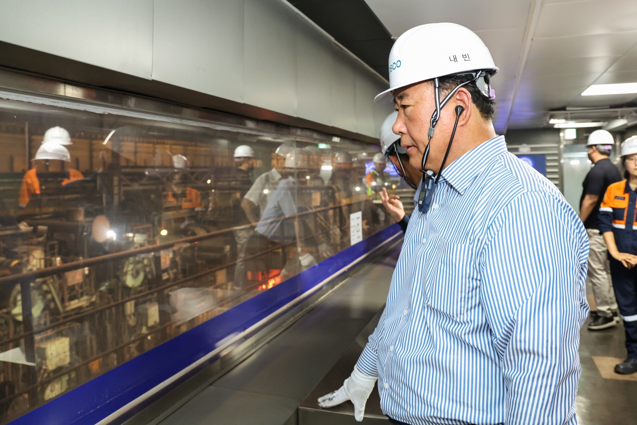 국회철강포럼 어기구 대표의원이 포항제철소를 시찰하고 있다(의원실 제공)