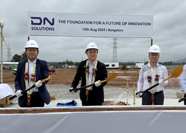 김영삼 DN솔루션즈 인도법인장과 DN솔루션즈 관계자들이 벵갈루루 신공장 착공식 기념촬영을 하고 있다. (사진=DN솔루션즈)