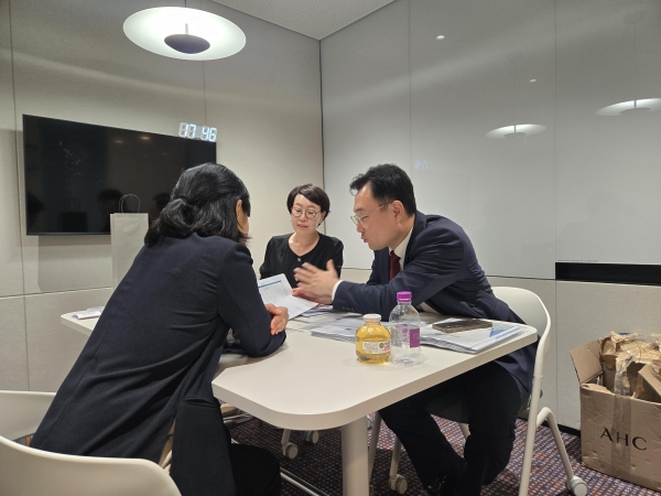 상담회에 참여한 포스코 직원이 퇴직연금제도 관련해 상담사의 설명을 듣고 있다. 포스코