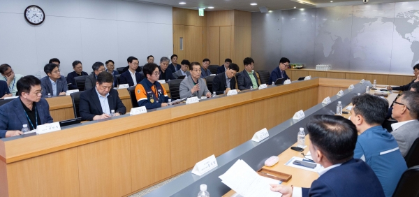 장인화 회장이 22일 포스코센터에서 열린 ‘그룹 안전 특별점검회의’에서 참석자들과 안전 혁신 방안에 대해 논의하고 있다. /포스코홀딩스