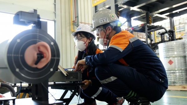 작업자 소음 방지 스마트 귀마개를 테스트하는 공정안전연구팀의 모습 (사진출처 : KBS 다큐 On 방송 내용 소개)