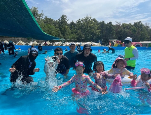 포스코어린이집 아이들이 아빠와 함께 물놀이를 즐기고 있다. /포스코