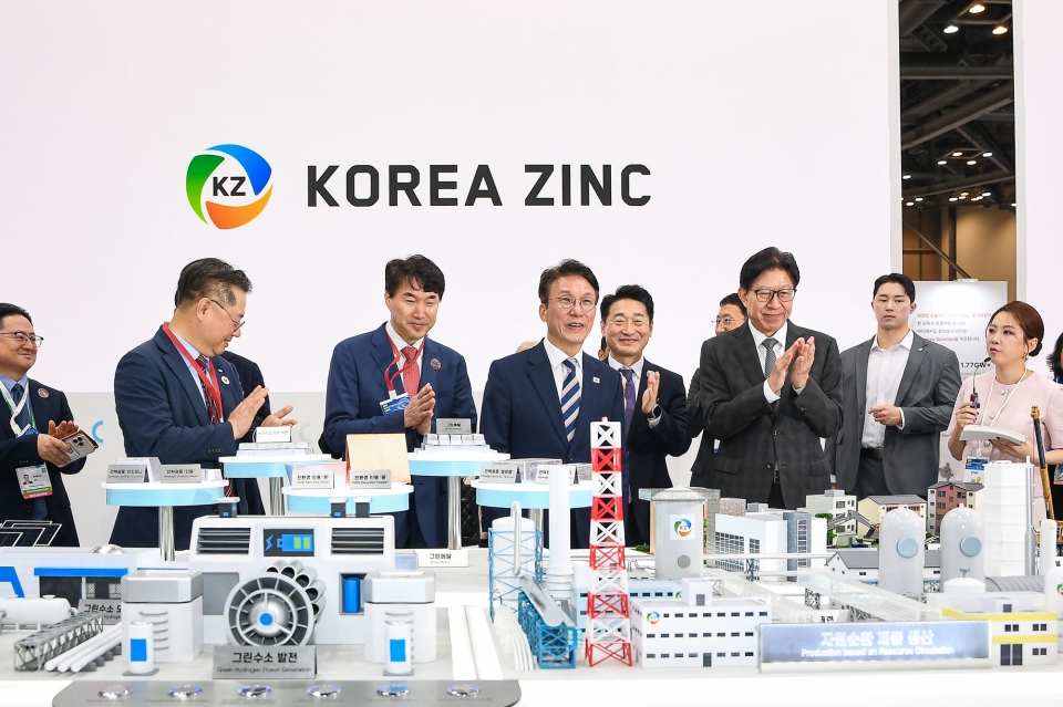 김민석 국무총리(왼쪽 4번째), 박형준 부산시장(왼쪽 6번째), 백순흠 고려아연 사장(왼쪽 3번째) 등 주요 관계자가 기후산업국제박람회 고려아연 전시 부스를 둘러보고 있다.(사진=고려아연)