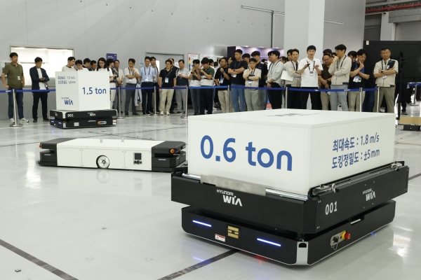 현대위아 의왕연구소에서 개최한 ‘물류로봇 신제품 런칭 및 고객 초청 시연회’에서 가반하중(로봇이 들 수 있는 최대 무게) 300~1500㎏의 물류로봇을 시연하고 있다. (사진=현대위아)