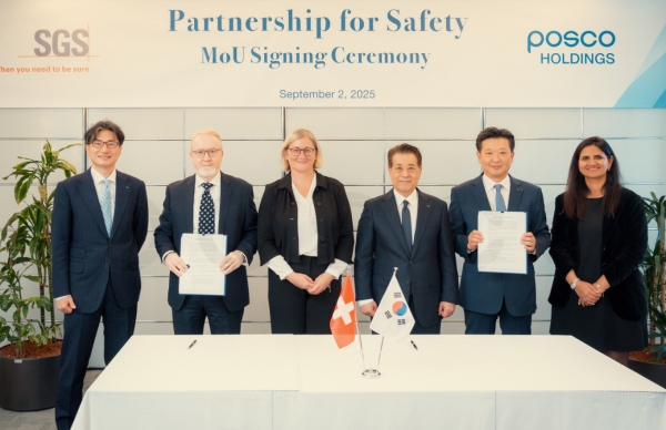 포스코그룹이 2일(현지 시간) 스위스 제네바에서 SGS社와 포스코그룹 안전 관리 체계 혁신을 위한 MOU를 맺었다. 사진 왼쪽 두번째 부터 SGS 말콤 리드(Malcolm Reid) 유럽 총괄, 마르타 블라치코바(Marta Vlatohkova) CFO, 포스코그룹 장인화 회장. /포스코홀딩스