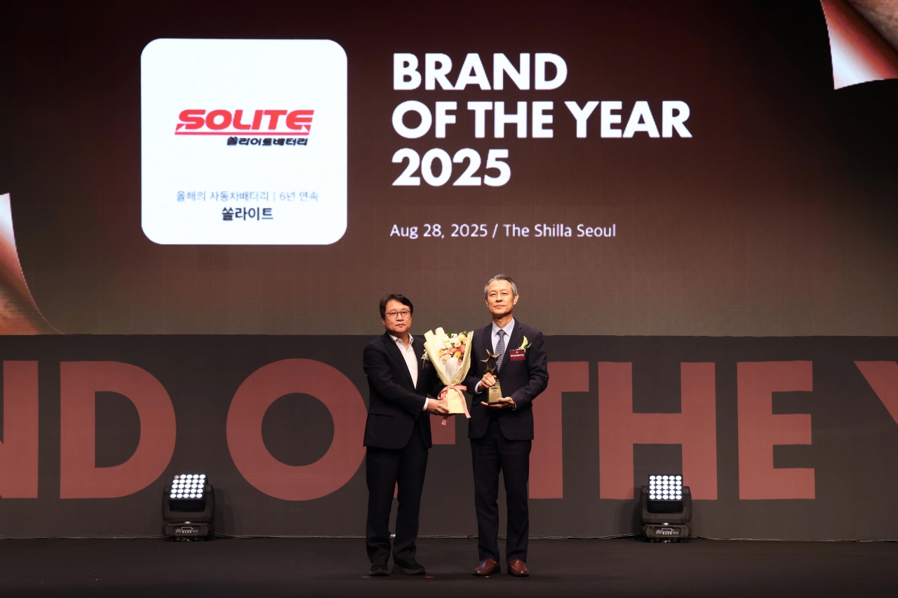 ▲현대성우쏠라이트 이동원 부사장이 한국경제신문 윤성민 수석논설위원과 기념촬영을 진행하고 있다.