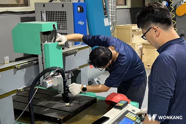 원강 엔지니어들이 자사 장비에 대해 하드페이싱 작업을 하고있다. (사진=원강)