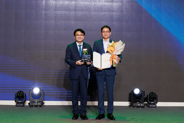 포스코가 9월 4일 열린 우수공동훈련센터 시상식에서 성과평가 우수기관상을 받았다. 사진 왼쪽부터 한국산업인력공단 이우영 이사장, 포스코 신경철 경영지원본부장. /포스코