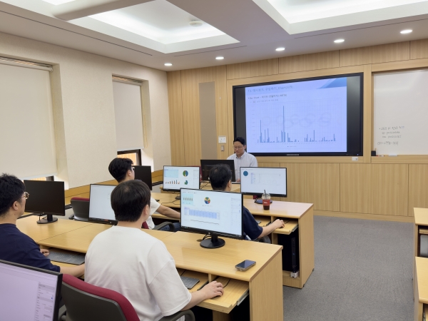 직원들이 대시보드 제작 실습을 하고 있다. /포스코