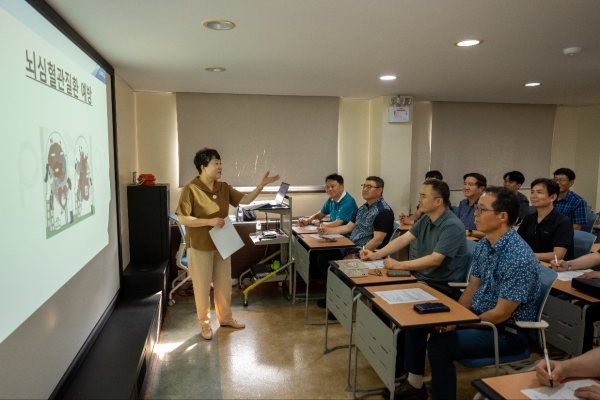 광양제철소 소속 간호사가 심뇌혈관질환 예방 교육을 진행하고 있는 모습. /포스코