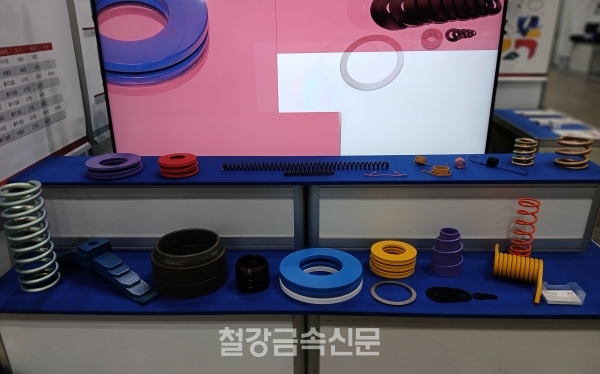 부길스프링이 전시한 스프링 제품군. (사진=철강금속신문)