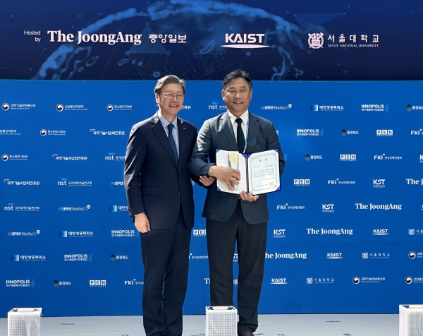 △ '2025 혁신창업국가 대한민국 국제포럼' 한국경제인협회 회장상을 수상한 솔리비스 신동욱 대표(우). (제공= 솔리비스)